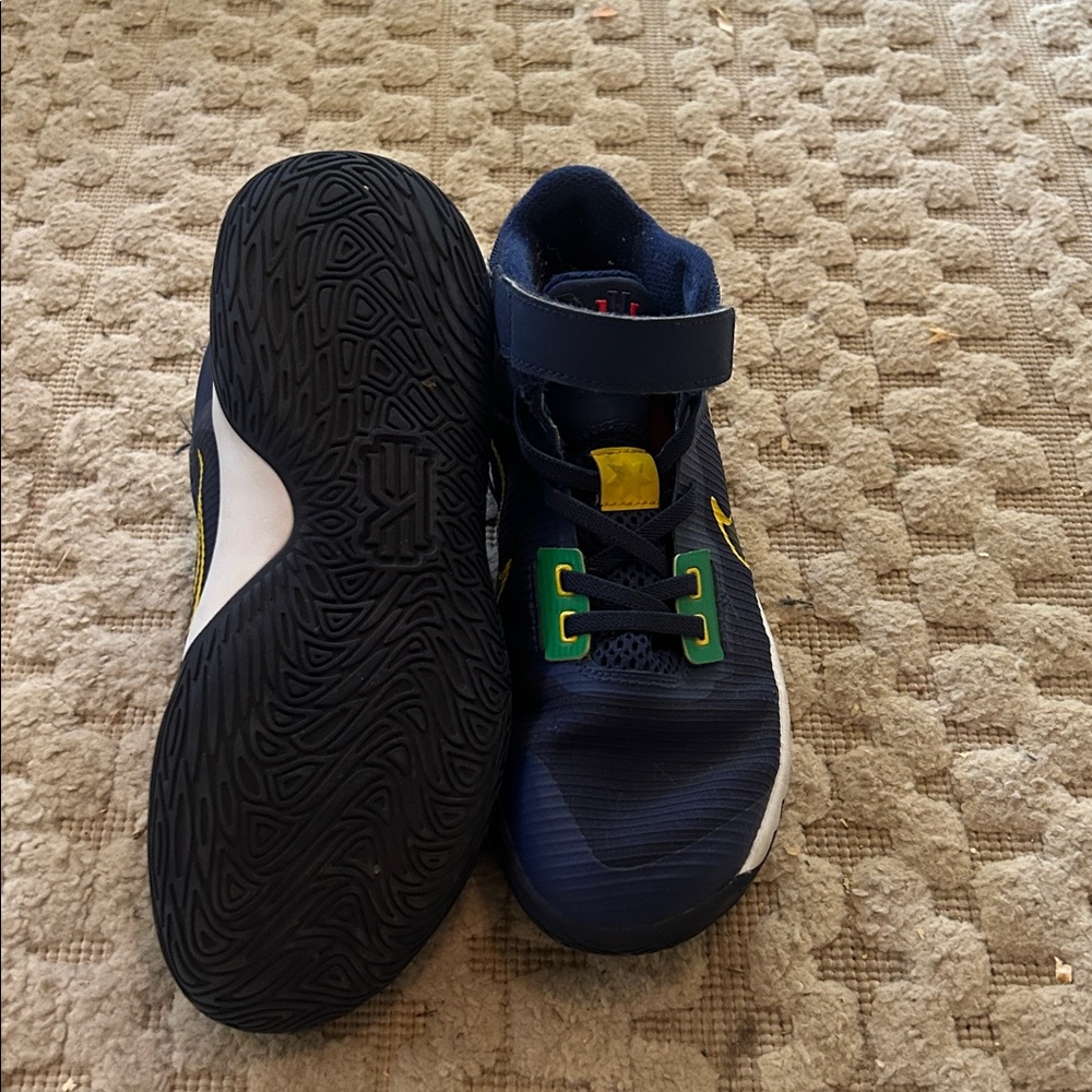 Boys Nike youth size 3 basketball shoes - Picture 3 of 4
